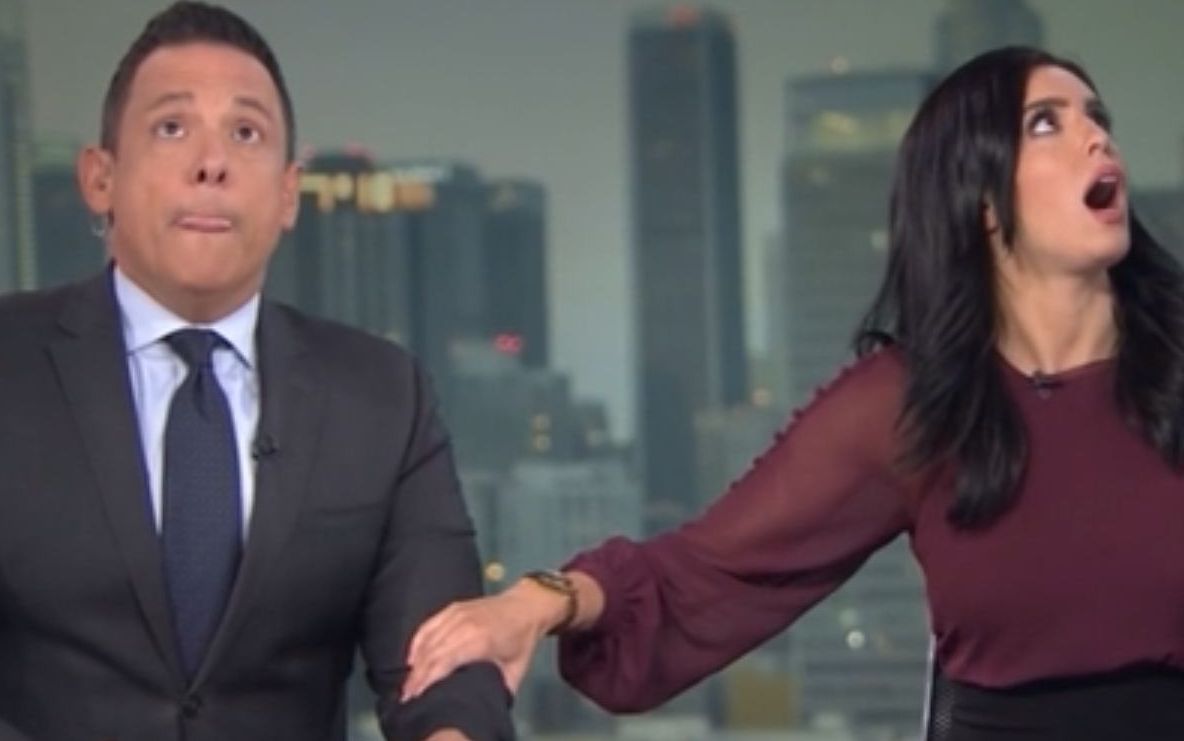 Momentul în care doi jurnaliști americani sunt surprinși de cutremur în direct!