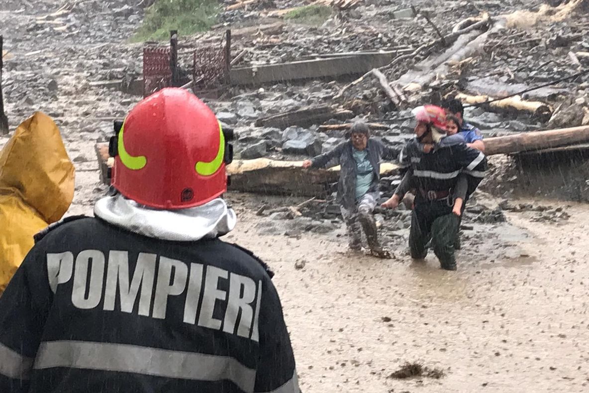 VIDEO - Doi morți după viiturile puternice din România - Sute de oameni sunt izolați, case în pericol de prăbușire