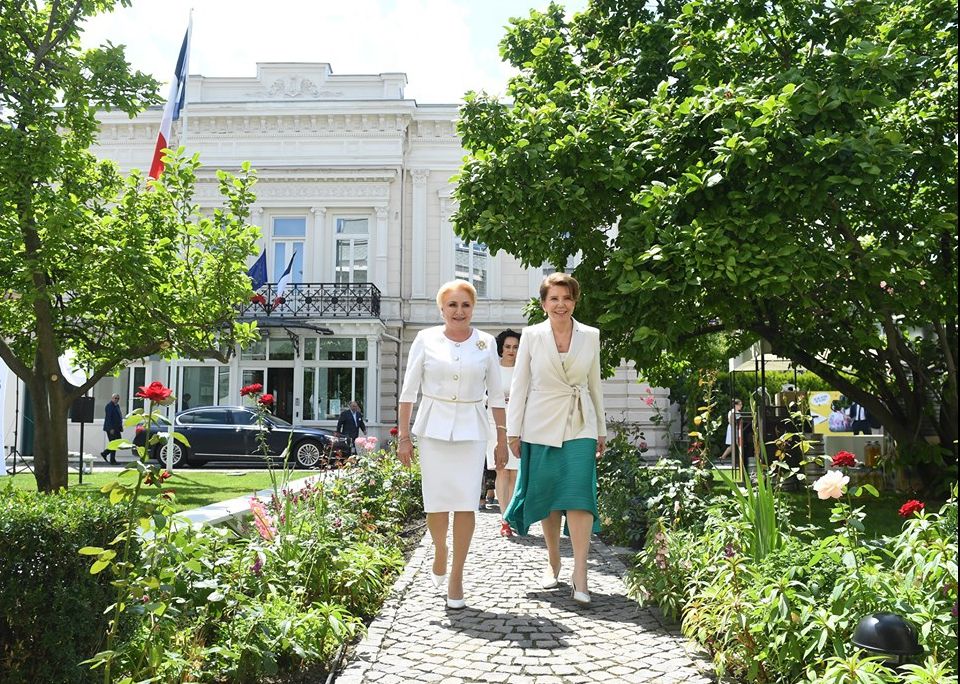 Viorica Dăncilă, apariţie de senzaţie la Ambasada Franţei (FOTO GALERIE)