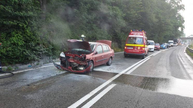 Accident grav, pe Valea Oltului. O mașină a luat foc, la impactul cu peretele din stâncă: 2 victime