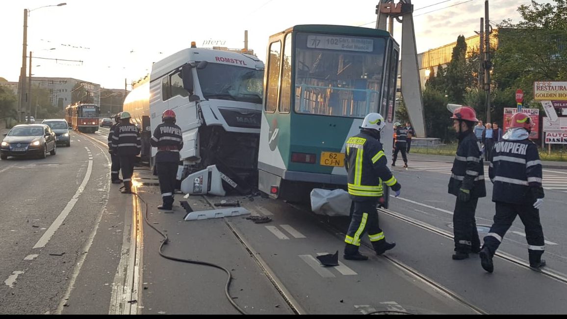 Tramvai lovit de o cisternă cu motorină. A sărit de pe șine