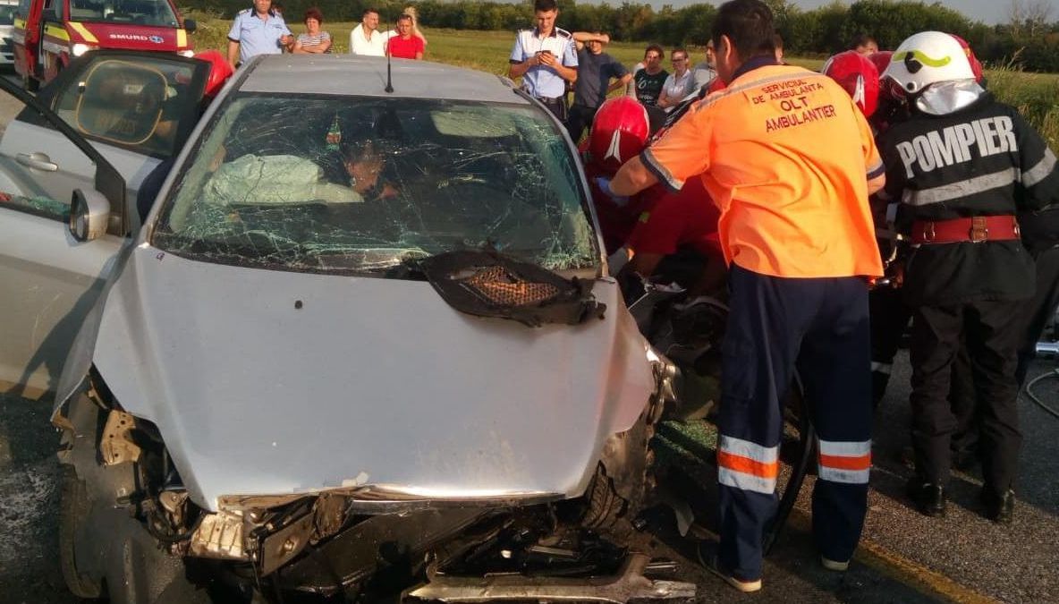 Impact frontal în județul Olt. O persoană a murit și o alta este rănită