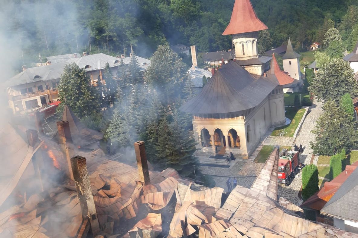 S-a aflat cauza producerii incendiului de la Mănăstirea Râmeț
