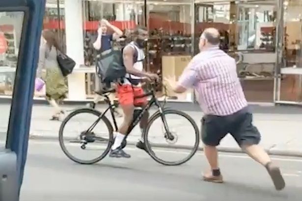 Șoferul nervos de taxi l-a împins pe biciclist... dar apoi soarta s-a răzbunat. VIDEO