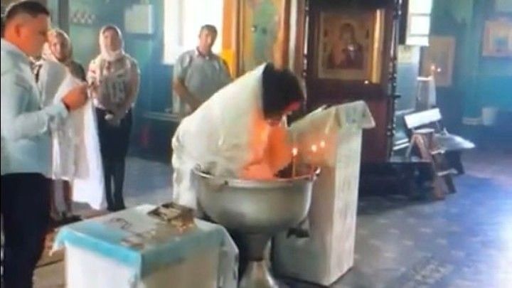 Scene șocante: un bebeluș este bruscat de preot în timpul Botezului, în ciuda disperării mamei