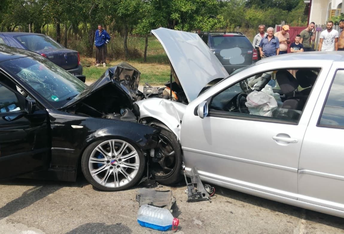 Accident cu 7 victime în Argeș. Un șofer s-a speriat de o albină și a intrat frontal în altă mașină