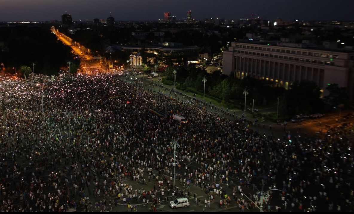 25.000 de oameni în Piața Victoriei. Protestatarii, la gardul Guvernului. Filmul zilei în imagini