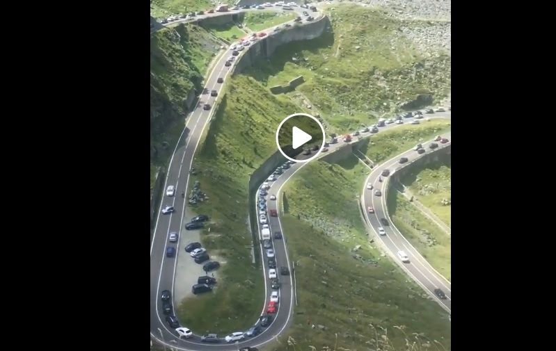 Imagini incredibile. Trafic bară la bară pe Transfăgărășan