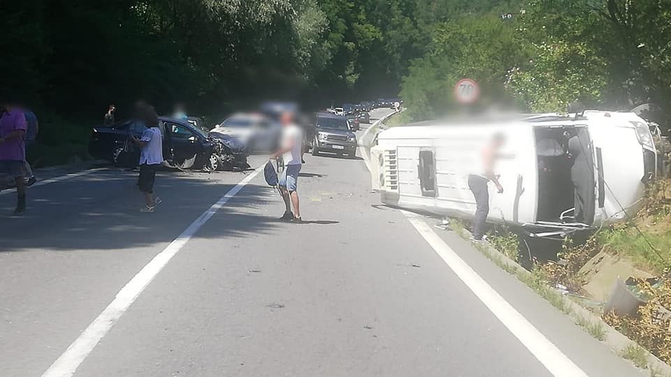 Accident grav pe Valea Oltului. Microbuz răsturnat, 21 victime. PLAN ROȘU