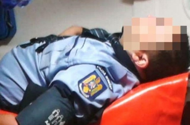 Un șofer beat a lovit cu mașina un polițist! Agentul are ambele picioarele rupte