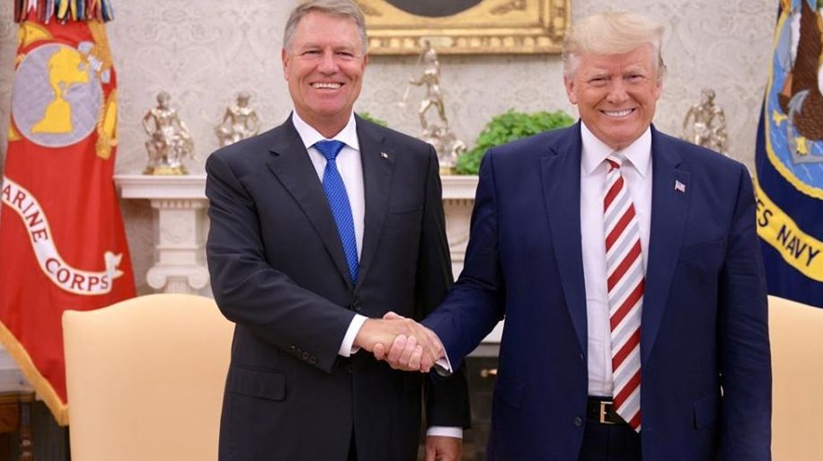 "Make Romania great again". Ce cadou neașteptat a primit Iohannis de la Trump