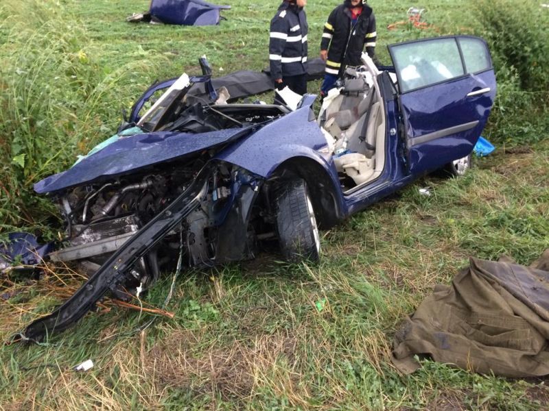 Accident cumplit în Brașov. Un autoturism, spulberat de un autotren: 2 morți, 3 răniți 