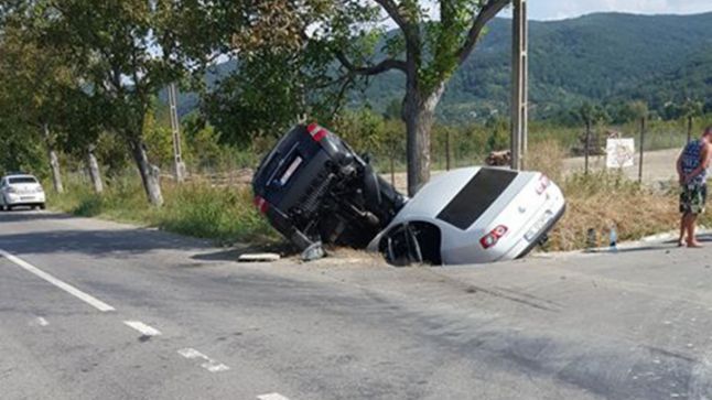 Accident grav: cu mașinile în șanț, după ce au vrut să evite o bătrână care traversa neregulamentar