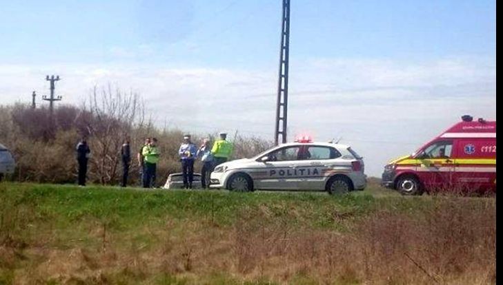 Accident grav, în Timiş: două victime, după ce maşina s-a răsturnat în şanţ