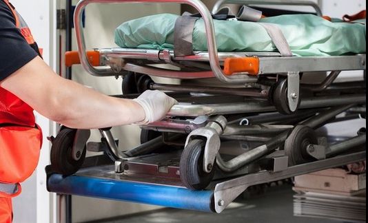 Victima unui accident, abandonată în stop cardio-respirator de prietenii cu care se afla în maşină