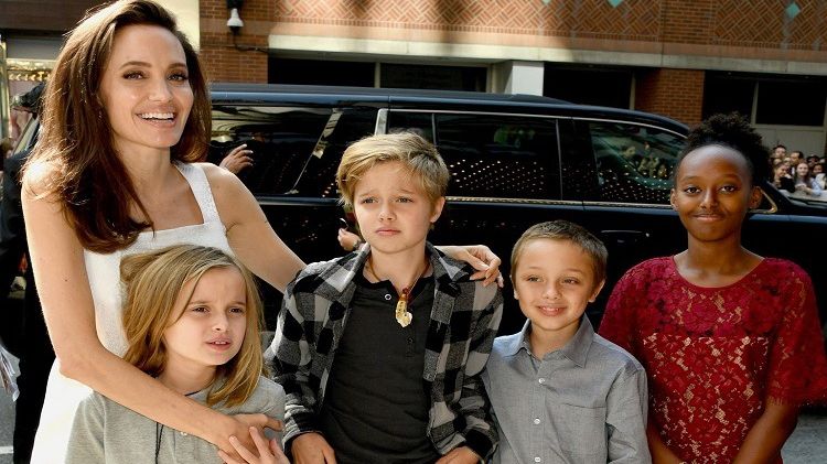 Angelina Jolie își învață fiicele ceva teribil pentru vârsta lor