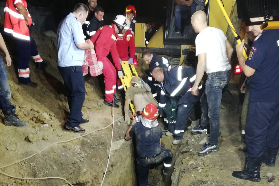 Bărbat scos de sub un mal de pâmânt, după o intervenție dificilă de opt ore