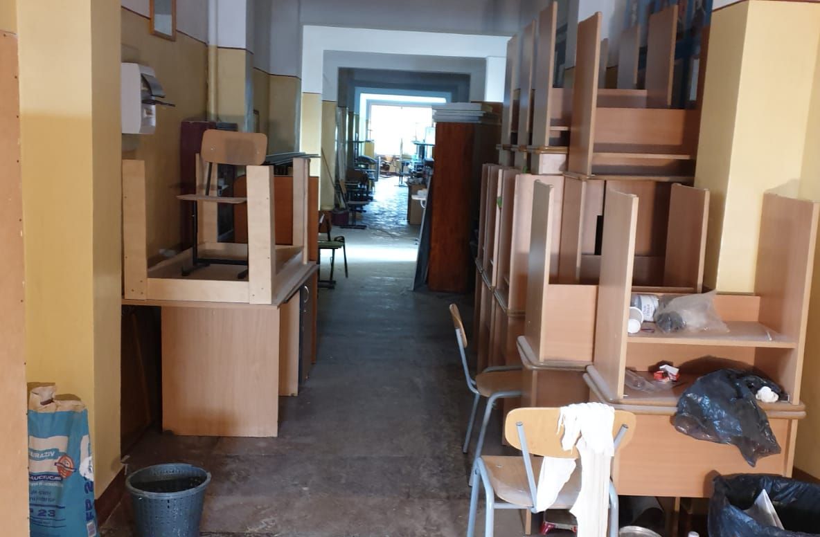 O școală din Arad, inundată complet cu 2 săptămâni înainte de începerea cursurilor