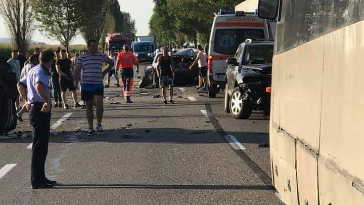 Accident înfiorător, DN 2, în județul Bacău: un mort, doi răniți