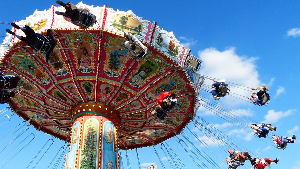 O fetiță de 10 a fost accidentată, în urma unui carusel prăbușit la un festival