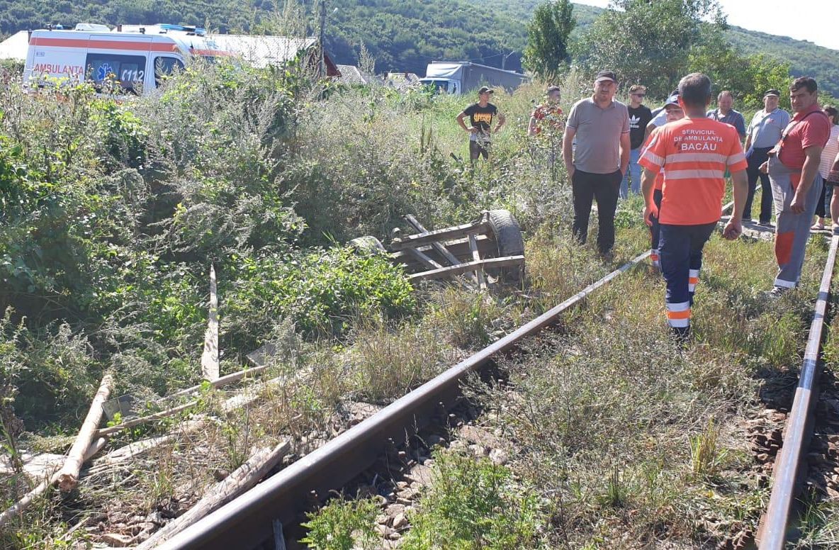 Doi morţi în judeţul Bacău, după ce o căruță a fost spulberată de tren
