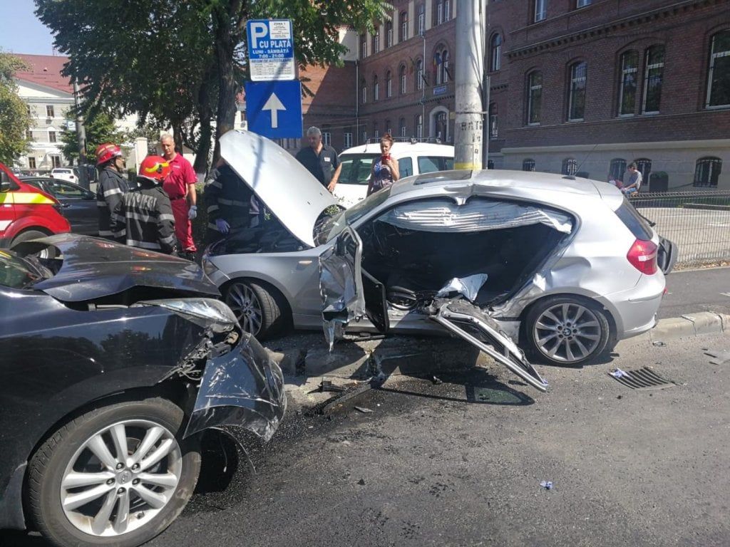 Grav accident în centrul Clujului! 5 persoane au fost rănite. Imagini cumplite