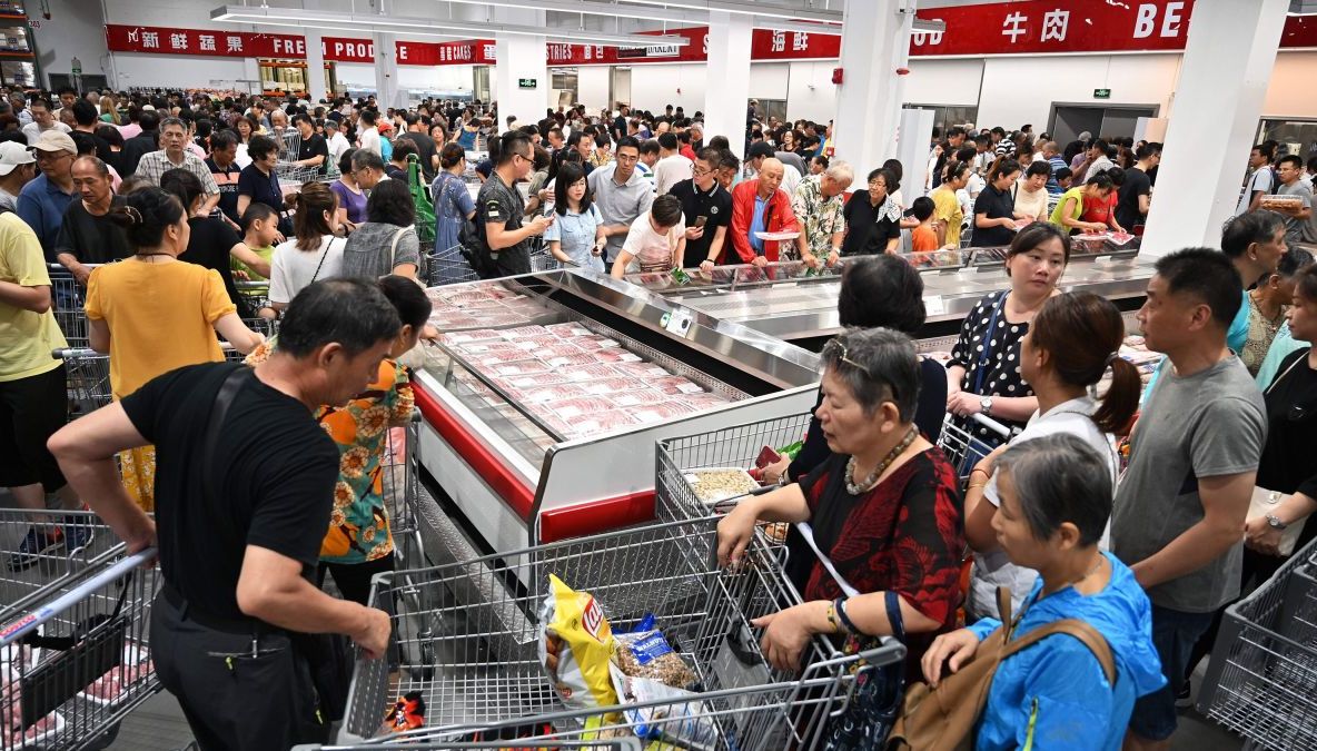 Chinezii s-au călcat în picioare la deschiderea unui supermarket american la Sanghai