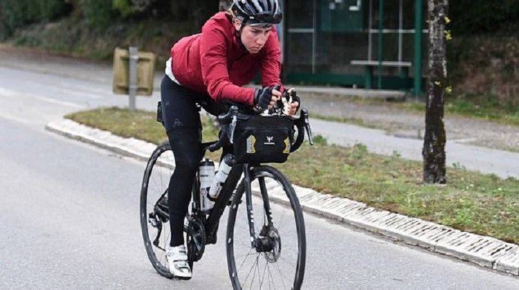 O femeie a învins 200 de bărbaţi şi a câştigat cursa Transcontinentală