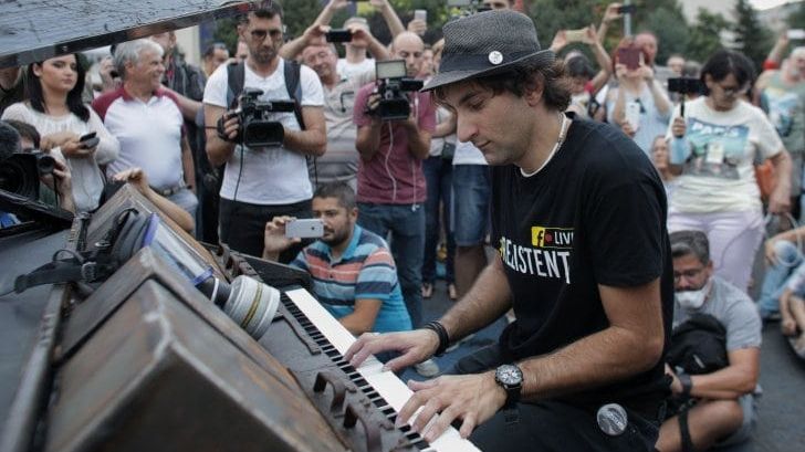 Pianistul Davide Martello şi-a anulat concertele pentru a veni în România la protestul din 10 august