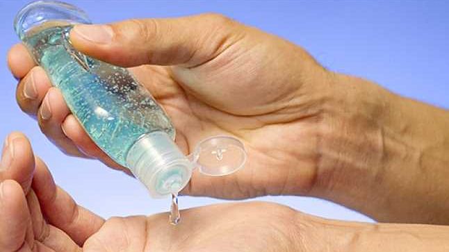 Ce se întâmplă când folosești dezinfectant pentru mâini?