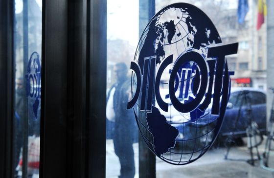 Arad: Percheziții pentru destructurarea unei grupări ce se ocupa cu fraude informatice și înșelăciuni cu locuri de muncă fictive în Anglia