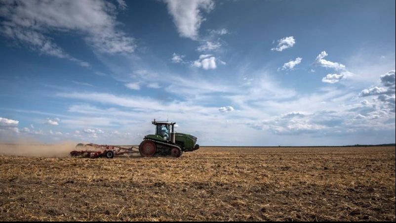 Insula Mare a Brăilei: tractoare ghidate, stații meteo și fabrici pentru uscarea lucernei