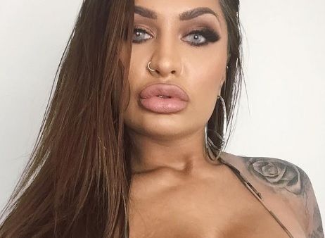 #YesFilter. Ann Lyla Hunter arată complet diferit în realitate faţă de pozele "fotoşopate" de pe net