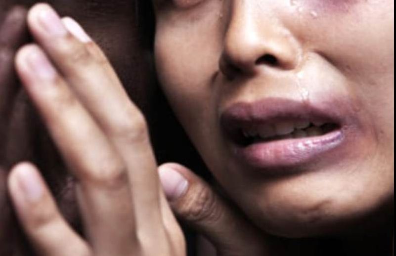 Mamă și fetiță de 2 ani, sechestrate prin metoda "Loverboy". Caz șocant rezolvat de DIICOT