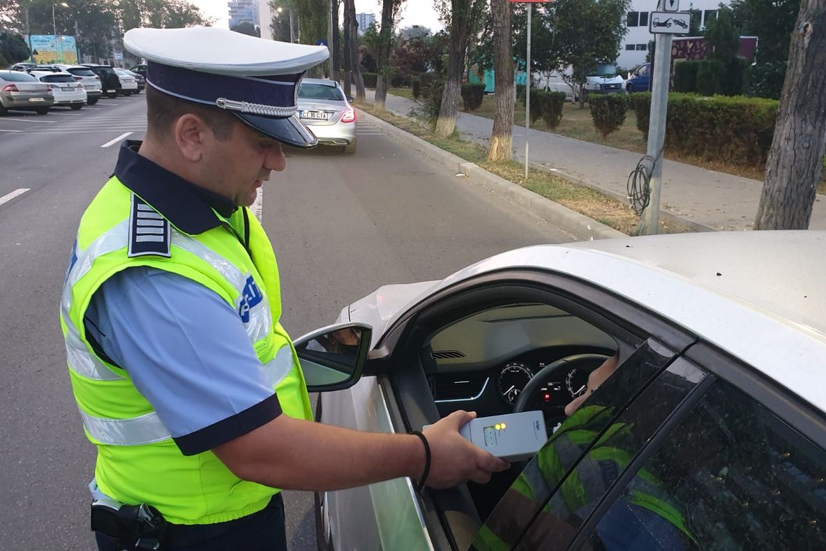 O șoferiță băută a lovit cu mașina 2 polițiști, pentru a scăpa de etilotest. Caz șocant în județul Mureș