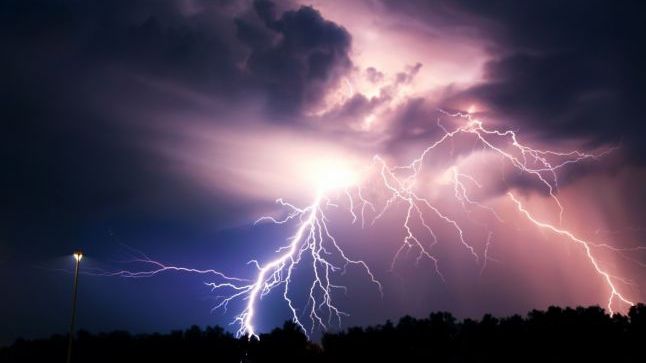 Caniculă într-o parte a țării, furtuni violente în alta. Vremea extremelor face victime în România