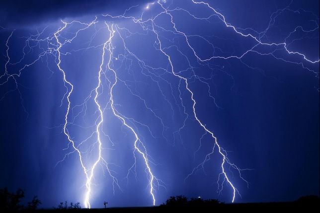 Sfârșit tragic pentru o adolescentă din Brazilia. A murit electrocutată, în timp ce folosea telefonul pus la încărcat, după ce un fulger i-a lovit casa