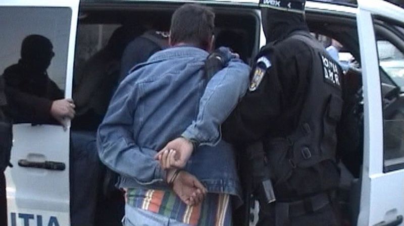 Fete de 6 şi 7 ani, agresate sexual în scara blocului