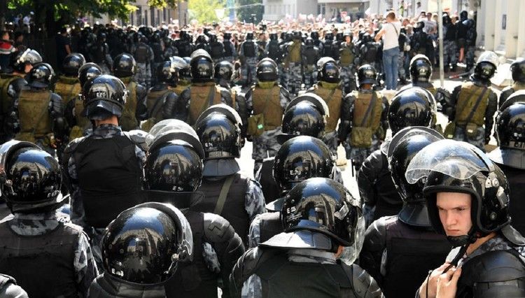 Un cuplu din Rusia și-ar putea pierde copilul pentru că l-au adus la un miting anti-Putin