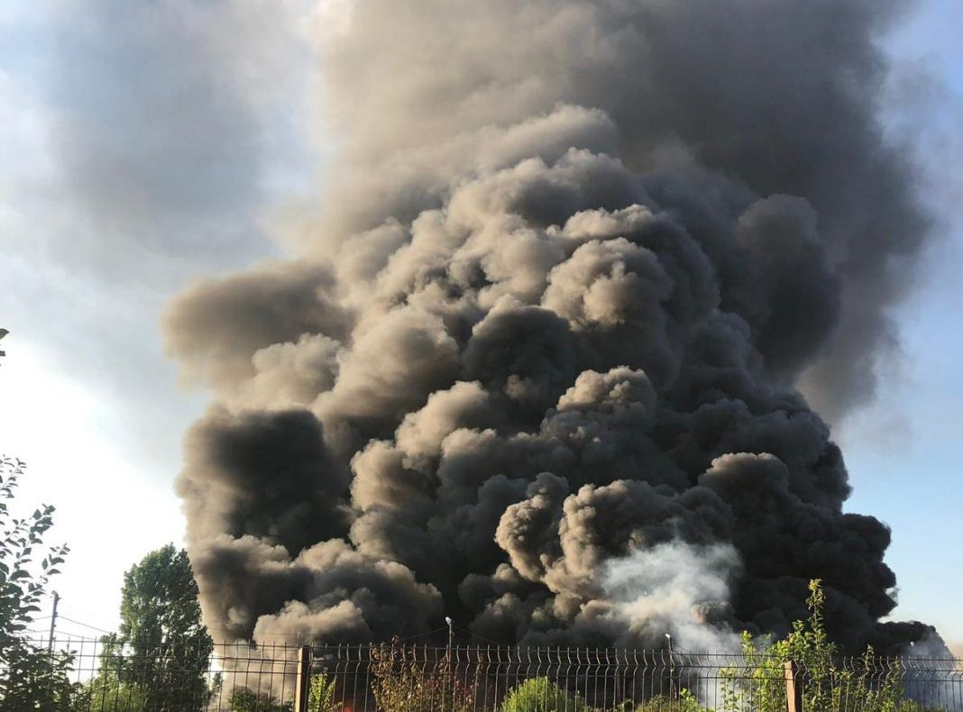 Pompierii luptă de 14 ore să stingă un incendiu care a mistuit un depozit în Buzău(Video)