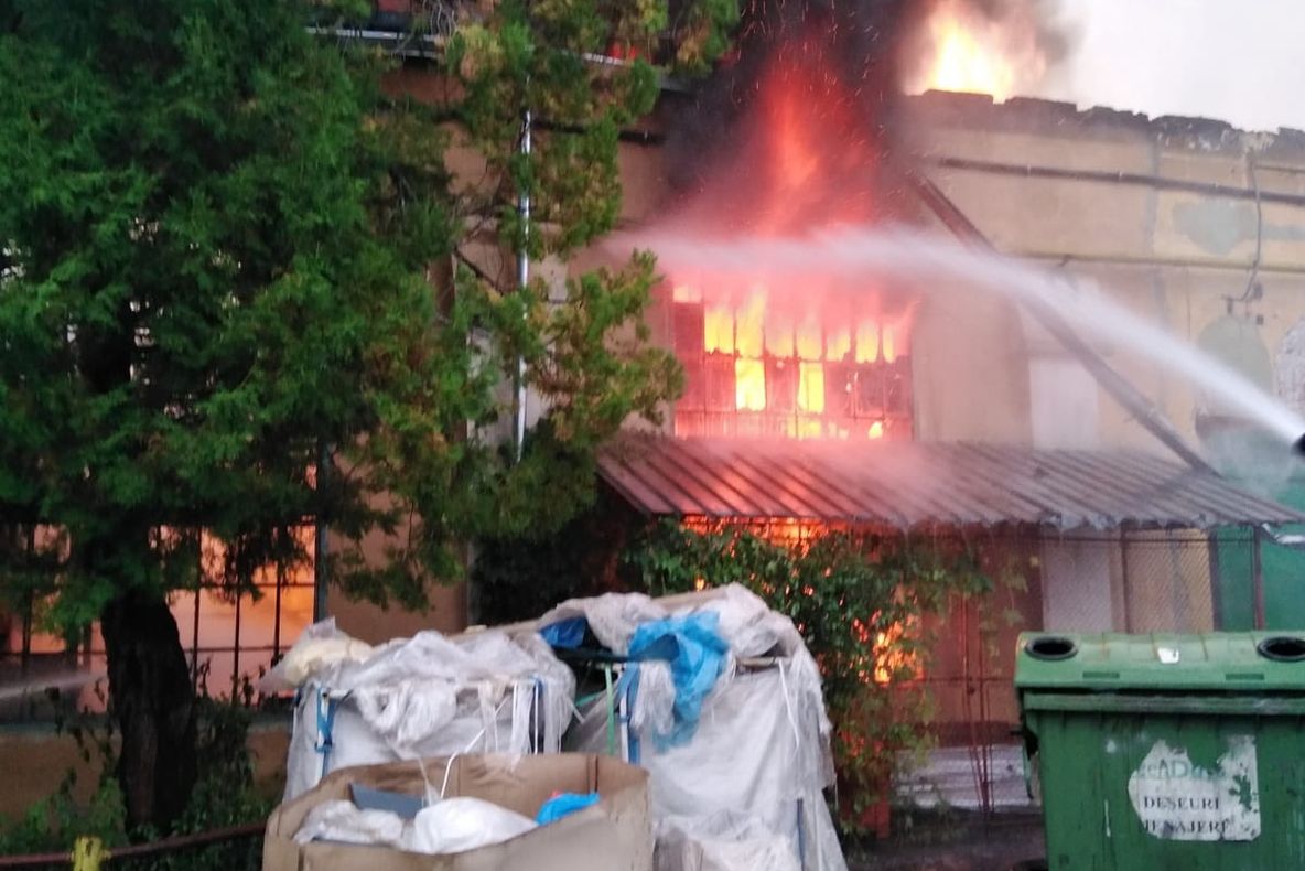Incendiu la o fabrică din Alba(Video)