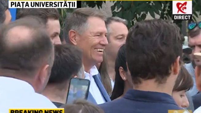 10 august, confiscat de politicieni! Iohannis strânge semnături în Piața Universității VIDEO