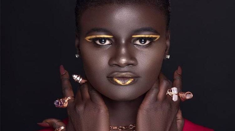 Modelul care a devenit celebru pe rețelele de socializare datorită pielii sale