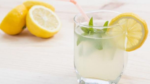 Ce se întâmplă în corpul tău dacă bei numai suc de lămâie, timp de o lună. Medicii, şocaţi de efect!