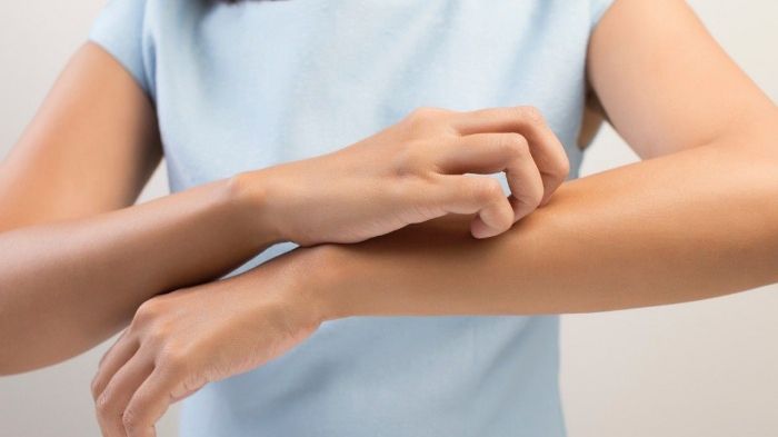 De ce avem o senzația că ne mănâncă pielea atunci când cineva se scarpină lângă noi