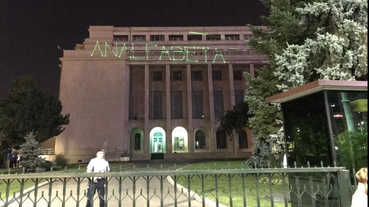 Cuvântul jignitor proiectat pe clădirea Guvernului. Ce va face premierul?