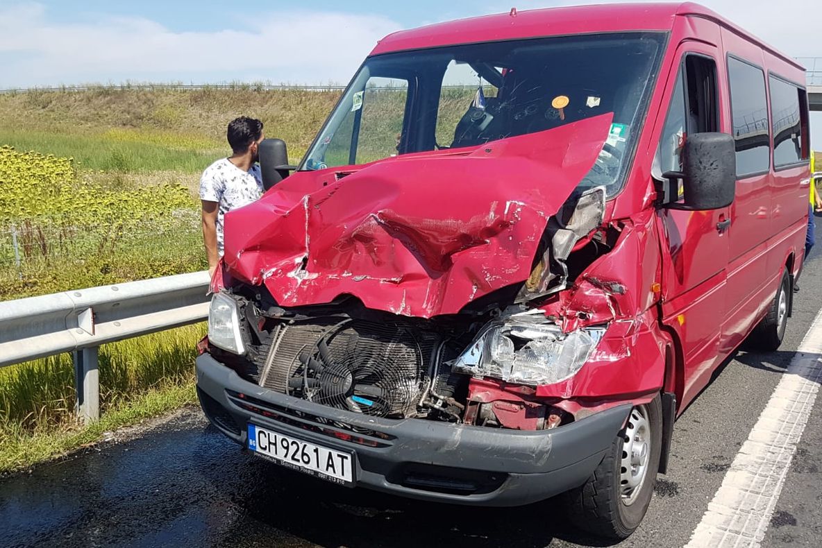 Un microbuz ce transporta 12 oameni s-a ciocnit cu un camion, pe A1