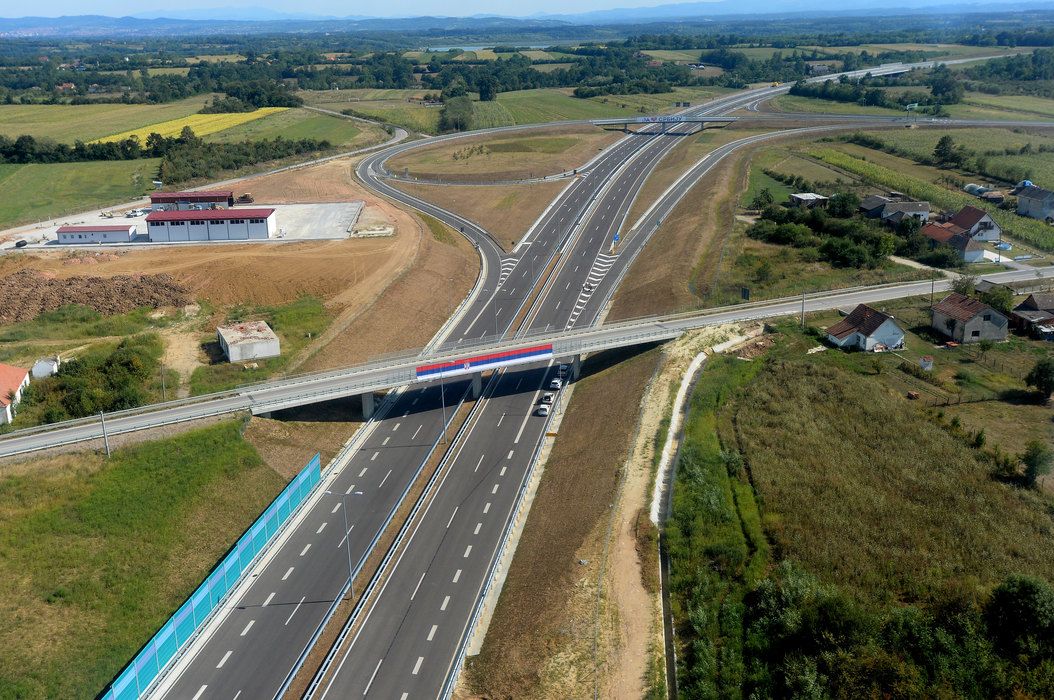 Așa arată prima autostradă făcută de chinezi în Europa. Este la 2 pași de România