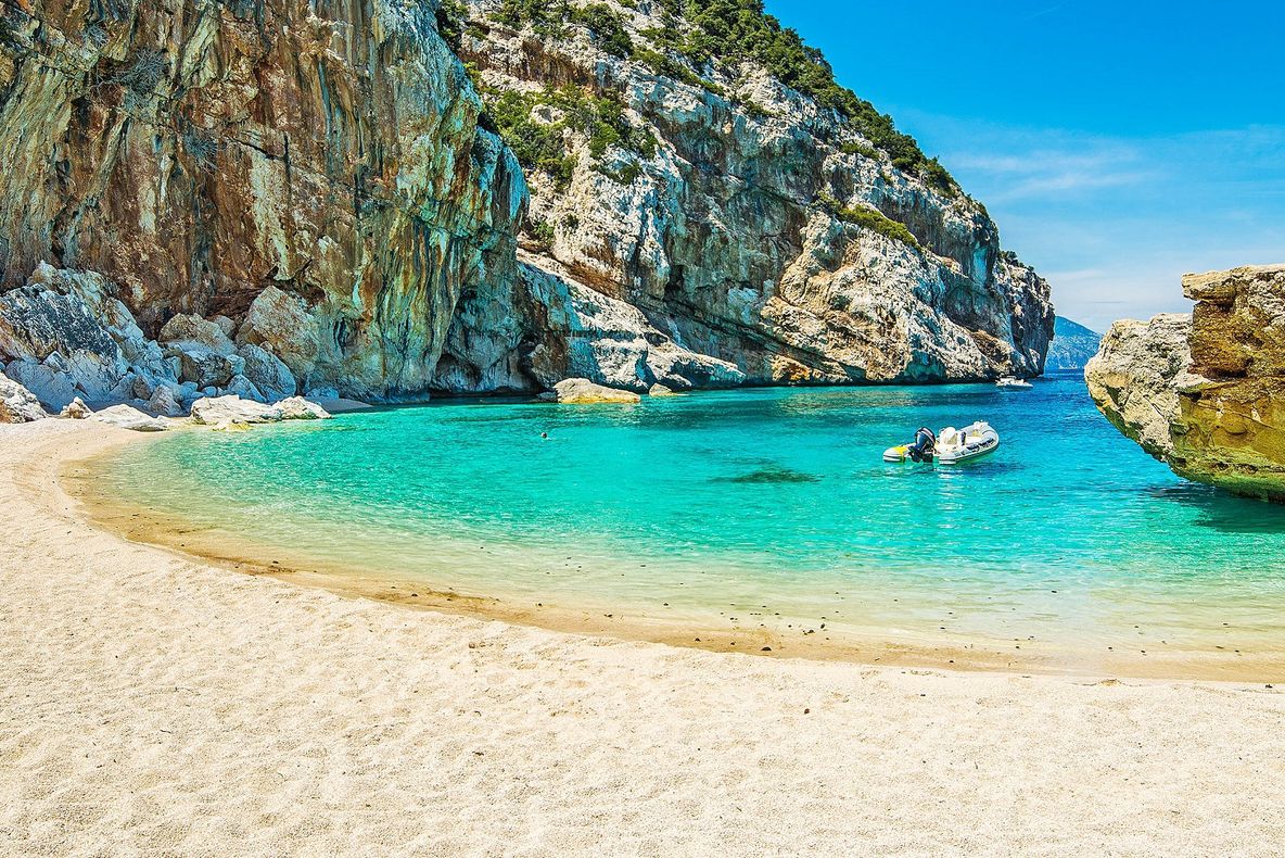 Riscă ani grei de închisoare pentru că a furat nisip din Sardinia