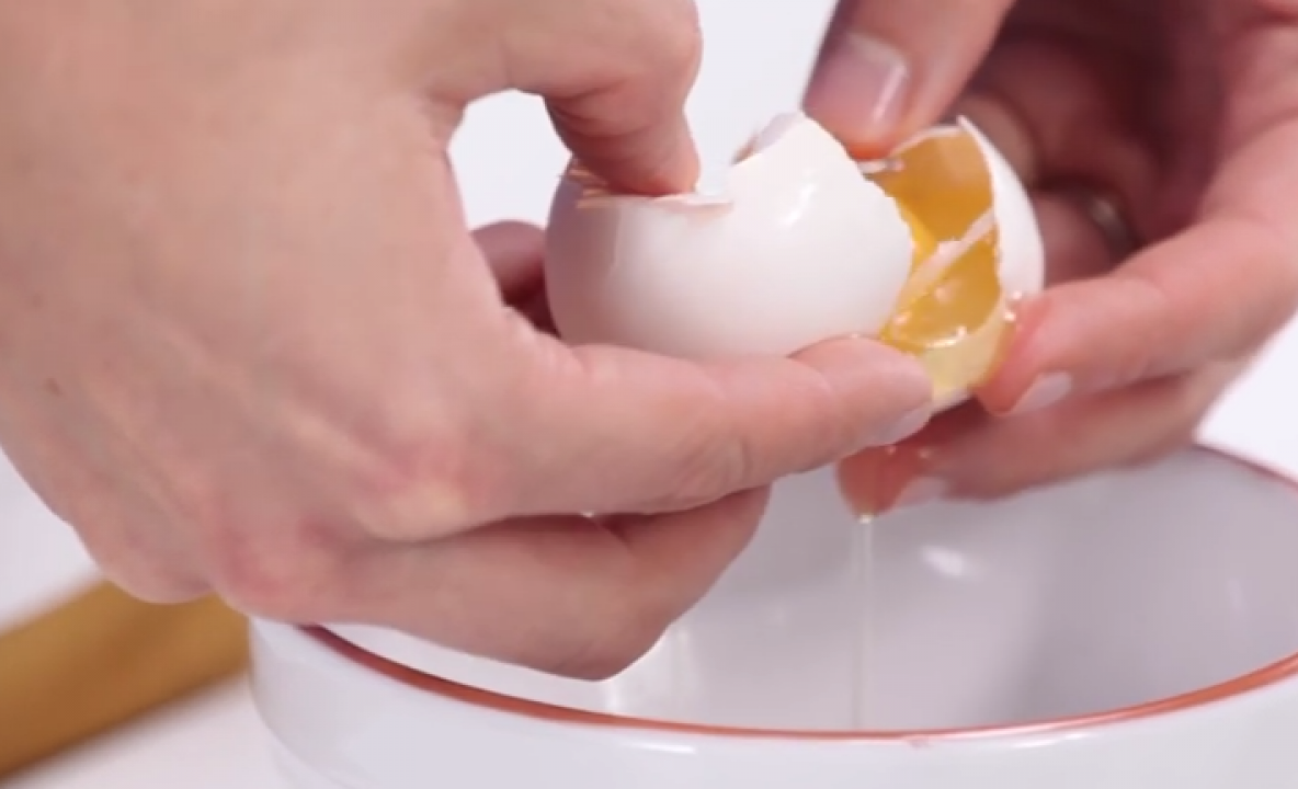 Soluția destul de bizară pe care o au cercetătorii ca să spargi corect un ou